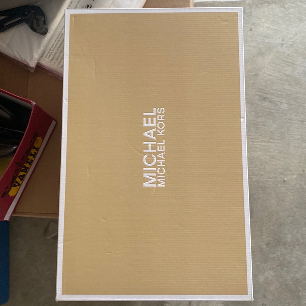 Michael Kors size 7 1/2 slip on inbox used need cleaning good condition